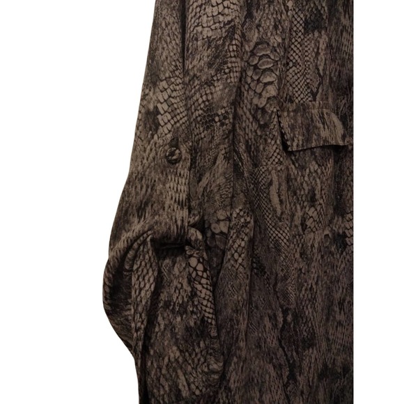 Torrid black gray snake skin pattern button up V neck blouse size large - Picture 4 of 8